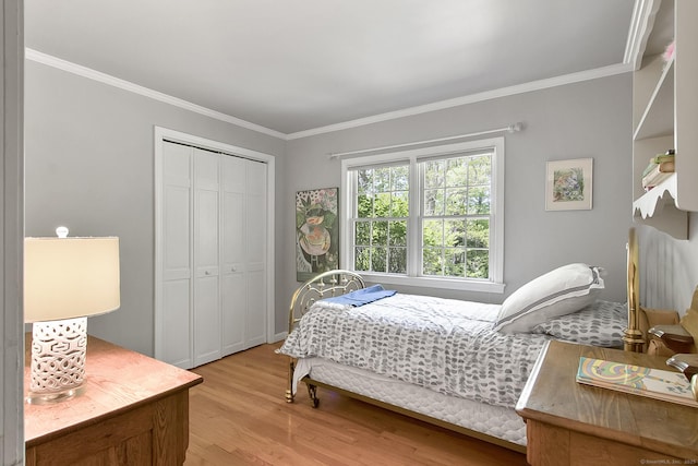 95 Vista Rd, Wilton, CT 06897 - bedroom featuring light wood-type flooring, crown molding, and a closet