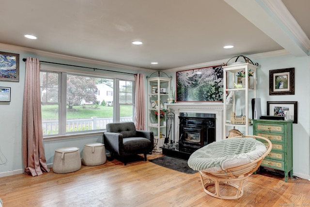 living area featuring ornamental molding, baseboards, wood finished floors, and recessed lighting