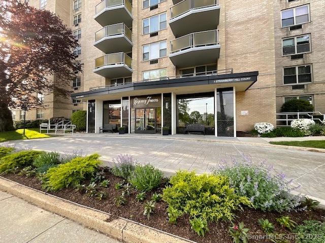 view of apartment building / complex