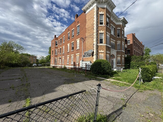 12-14 S St S, Hartford, CT 06114 - view of property with fence