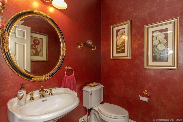 bathroom featuring a sink and toilet