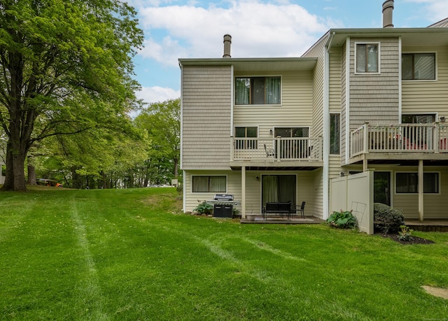 47 Currier Pl Unit 47, Cheshire, CT 06410 - back of property with a lawn and a patio