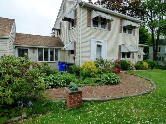 992 Ridge Rd, Wethersfield, CT 06109 - rear view of house featuring a lawn