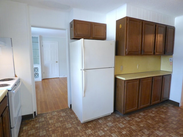 992 Ridge Rd, Wethersfield, CT 06109 - kitchen featuring white appliances and light countertops
