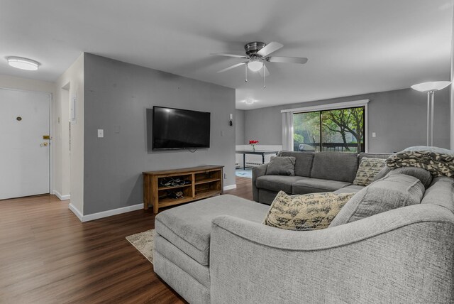 living area with ceiling fan, wood finished floors, and baseboards
