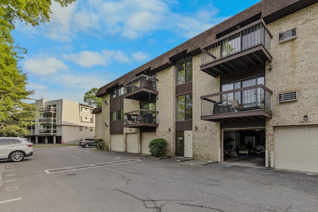 view of apartment building / complex