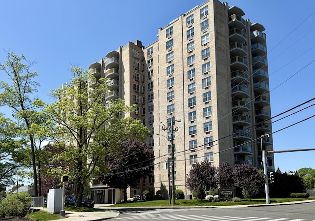 view of apartment building / complex