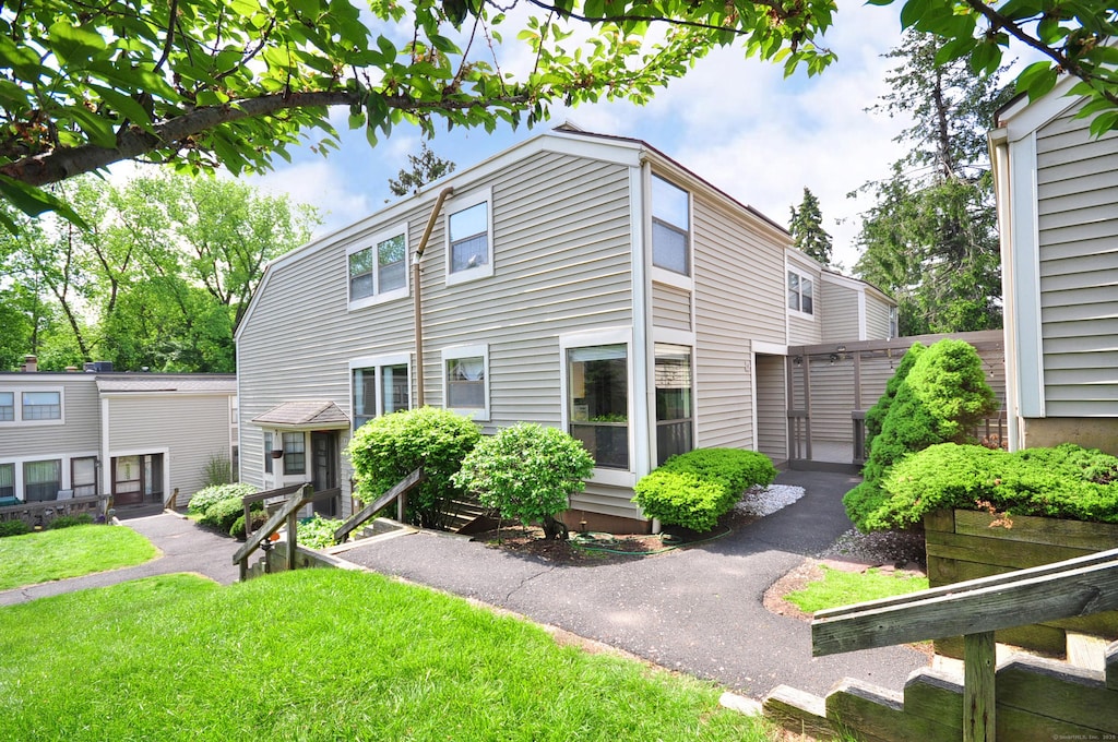 4 Beecher Ln Unit 4, Rocky Hill, CT 06067 - view of front of property featuring a front yard