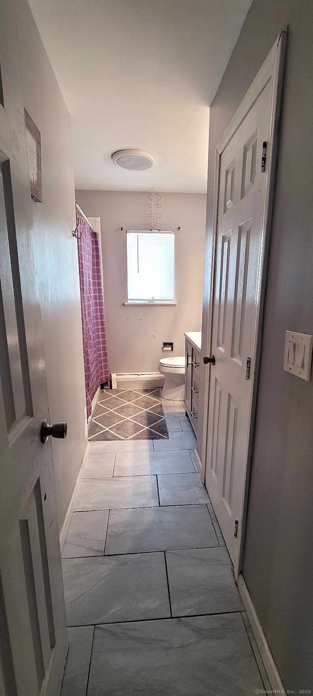 full bath featuring toilet, curtained shower, and vanity