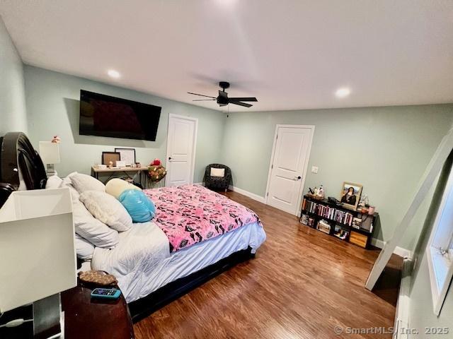 bedroom with wood finished floors, recessed lighting, baseboards, and a ceiling fan