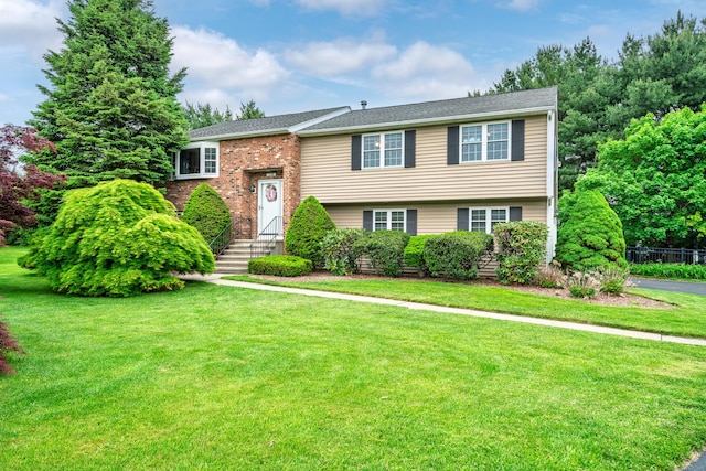 split foyer home featuring a front yard