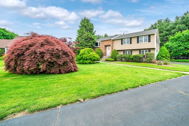 view of front of house featuring a front lawn