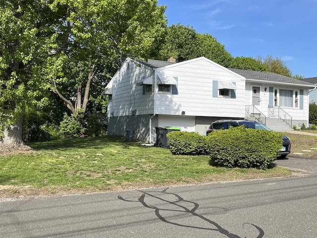 view of front of property featuring a front lawn