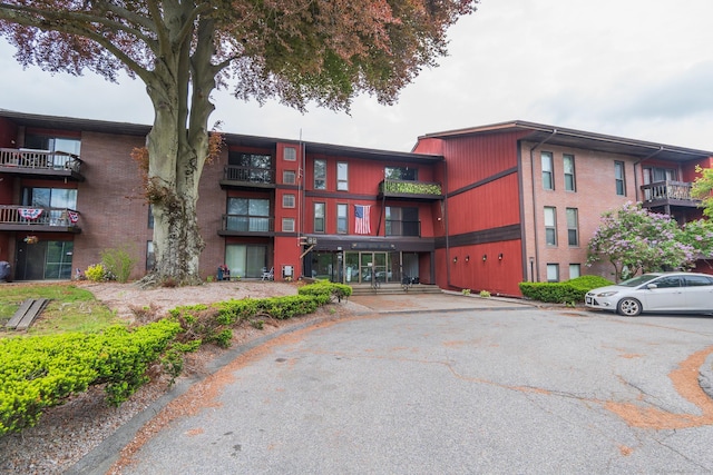 view of apartment building / complex
