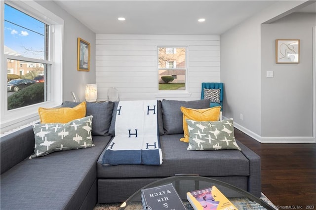 living room with wood finished floors, plenty of natural light, recessed lighting, and baseboards