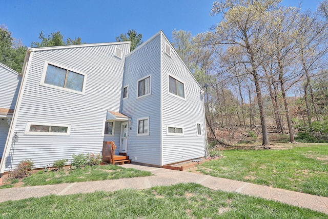 townhome / multi-family property featuring a front yard