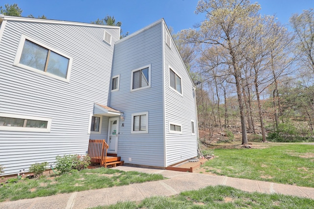 view of front of home with a front lawn