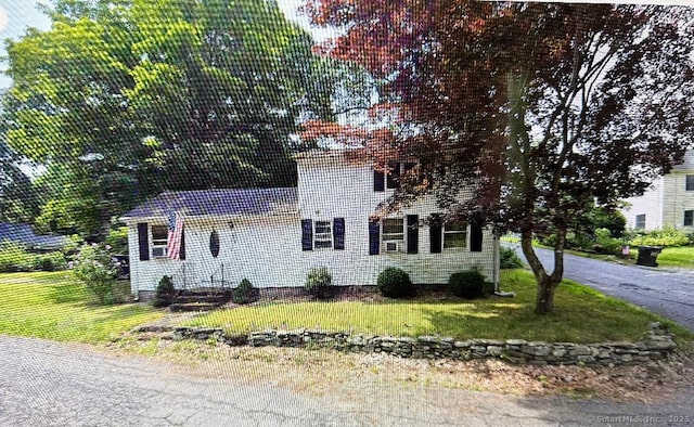 view of front of house with a front lawn