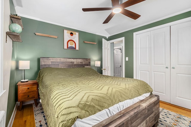173 Columbia St, New Britain, CT 06052 - bedroom featuring a closet, wood finished floors, ornamental molding, a ceiling fan, and baseboards