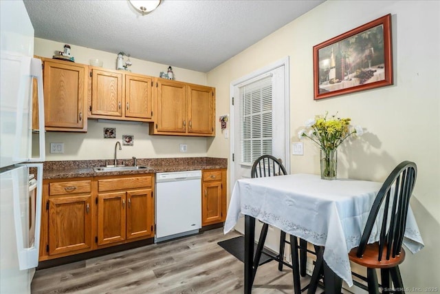 40 Glen Ridge Ct Unit 40, New Milford, CT 06776 - kitchen with white appliances, a sink, dark countertops, light wood-style floors, and a textured ceiling