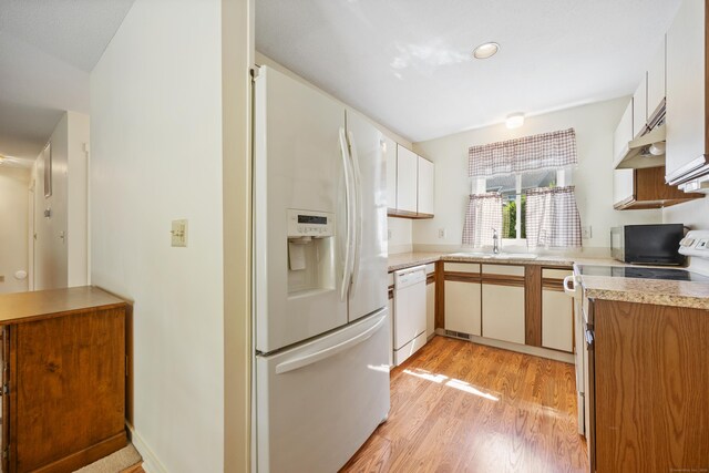 21 Cannon Ridge Dr Unit 21, Watertown, CT 06795 - kitchen with white appliances, under cabinet range hood, a sink, light countertops, and recessed lighting