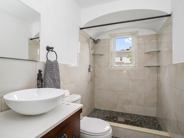 31 Emerson St, Norwalk, CT 06855 - bathroom with a tile shower, toilet, and vanity