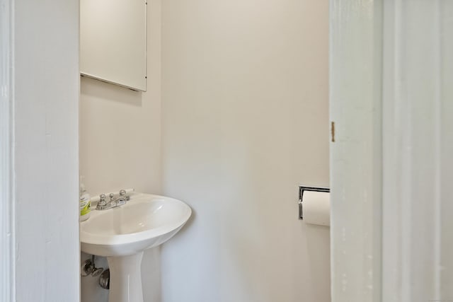 bathroom featuring a sink