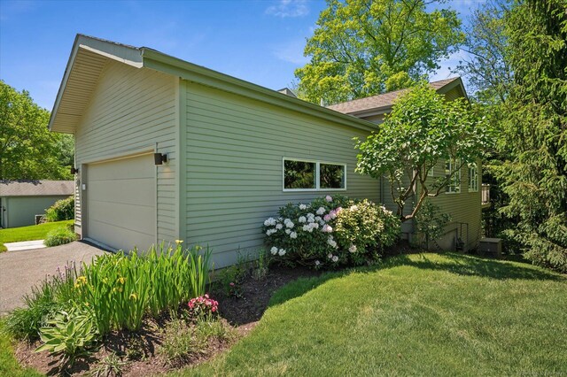39 Gatewood Unit 39, Avon, CT 06001 - view of side of home with asphalt driveway and a yard