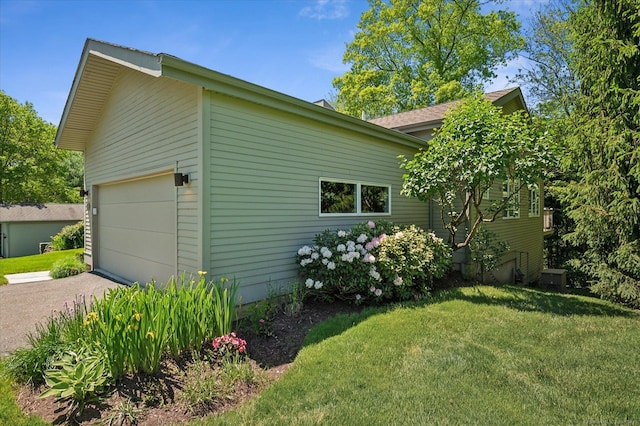 39 Gatewood Unit 39, Avon, CT 06001 - view of side of home with asphalt driveway and a yard