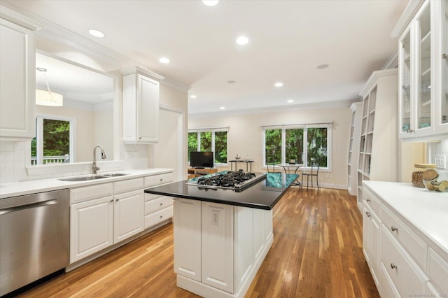39 Gatewood Unit 39, Avon, CT 06001 - kitchen with stainless steel appliances, a sink, a center island, light wood-style floors, and plenty of natural light