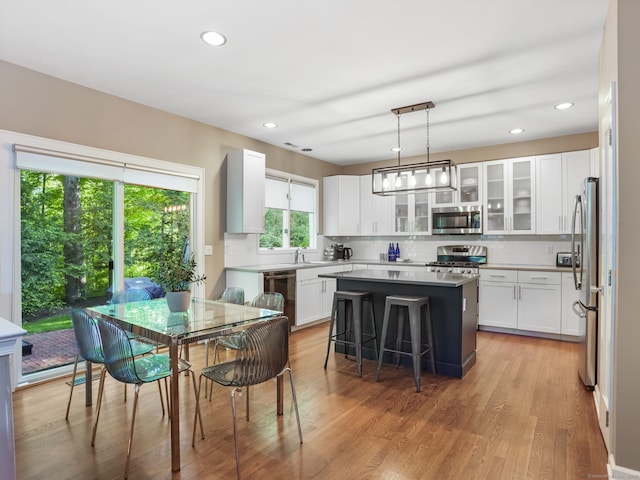 10 Wilton Hunt Rd, Wilton, CT 06897 - kitchen featuring stainless steel appliances, backsplash, a kitchen island, a kitchen bar, and recessed lighting