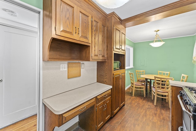 81 Montague Cir E, Hartford, CT 06118 - kitchen featuring gas range, ornamental molding, light countertops, dark wood-style flooring, and pendant lighting