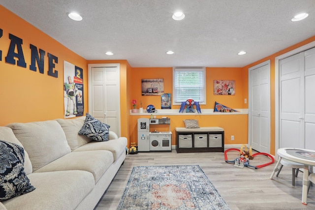 36 Overlook Dr Unit 36, Monroe, CT 06468 - living area featuring recessed lighting, a textured ceiling, wood finished floors, and baseboards