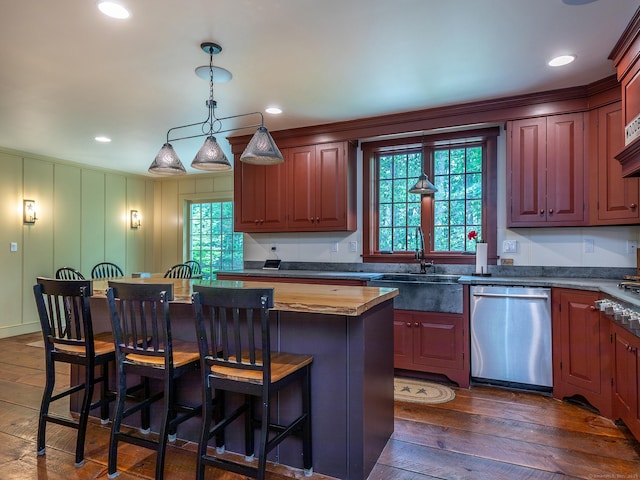 332 Good Hill Rd, Woodbury, CT 06798 - kitchen with stainless steel appliances, a sink, a kitchen island, dark wood-style floors, and a breakfast bar
