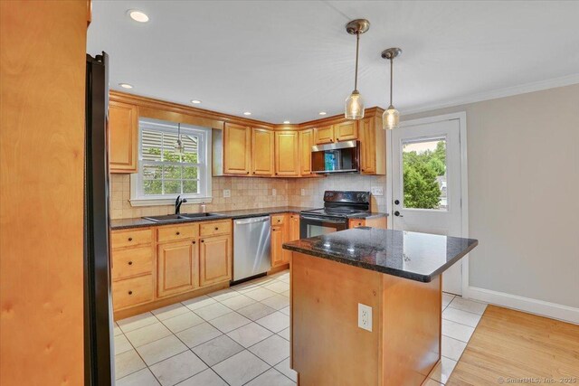 184 Goodale Dr, Newington, CT 06111 - kitchen featuring stainless steel appliances, a sink, decorative backsplash, crown molding, and light tile patterned floors