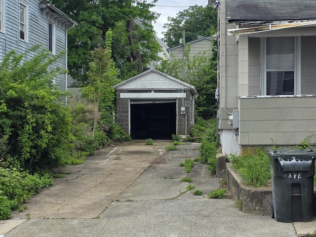 42 Spring St, New London, CT 06320 - detached garage with driveway