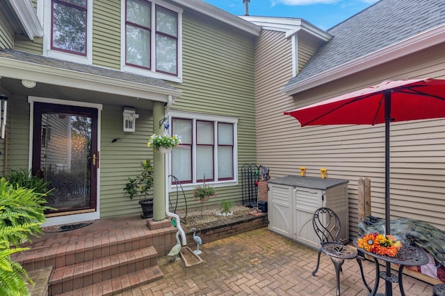 41 Farm Dr Unit 41, Farmington, CT 06032 - entrance to property with a patio and a shingled roof