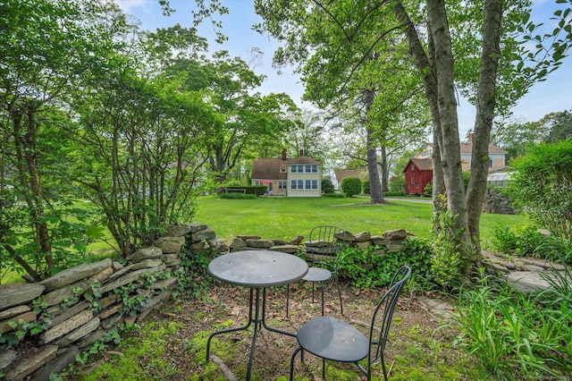 view of grassy yard featuring an outdoor structure