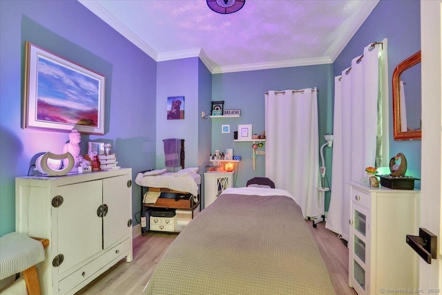 100 Round Hill Rd, Middletown, CT 06457 - bedroom featuring light wood-type flooring and crown molding