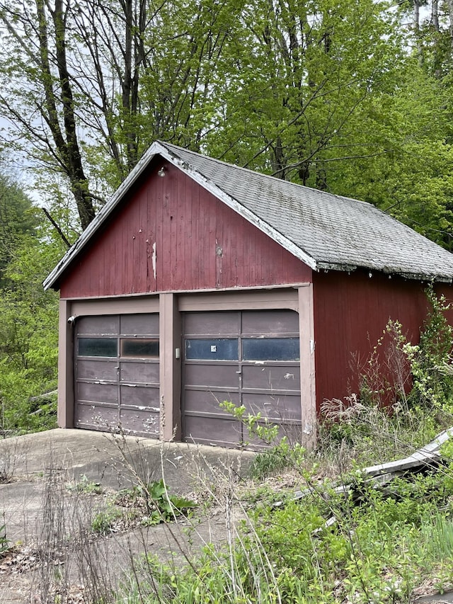 view of detached garage
