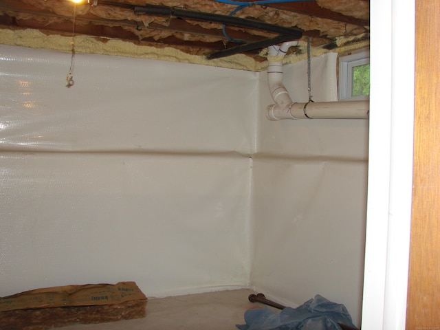 566 Savoy St, Bridgeport, CT 06606 - view of basement