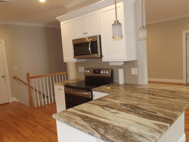94 Stonehouse Rd Unit 16, Coventry, CT 06238 - kitchen with stainless steel appliances, tasteful backsplash, white cabinets, light wood-style floors, and crown molding
