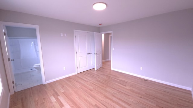 40 Yorktown Rdg, Waterbury, CT 06704 - unfurnished bedroom featuring light wood-style flooring, baseboards, ensuite bath, and a closet