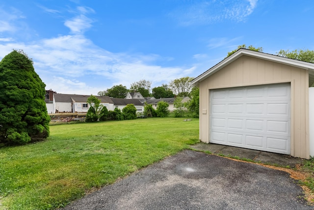 39 Woodcrest Ave, Stratford, CT 06614 - detached garage with driveway