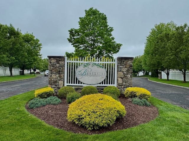 1 Chatham Ct Unit 1, Middlebury, CT 06762 - community sign featuring fence