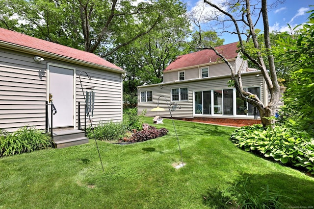 166 Roydon Rd, New Haven, CT 06511 - rear view of house with a lawn
