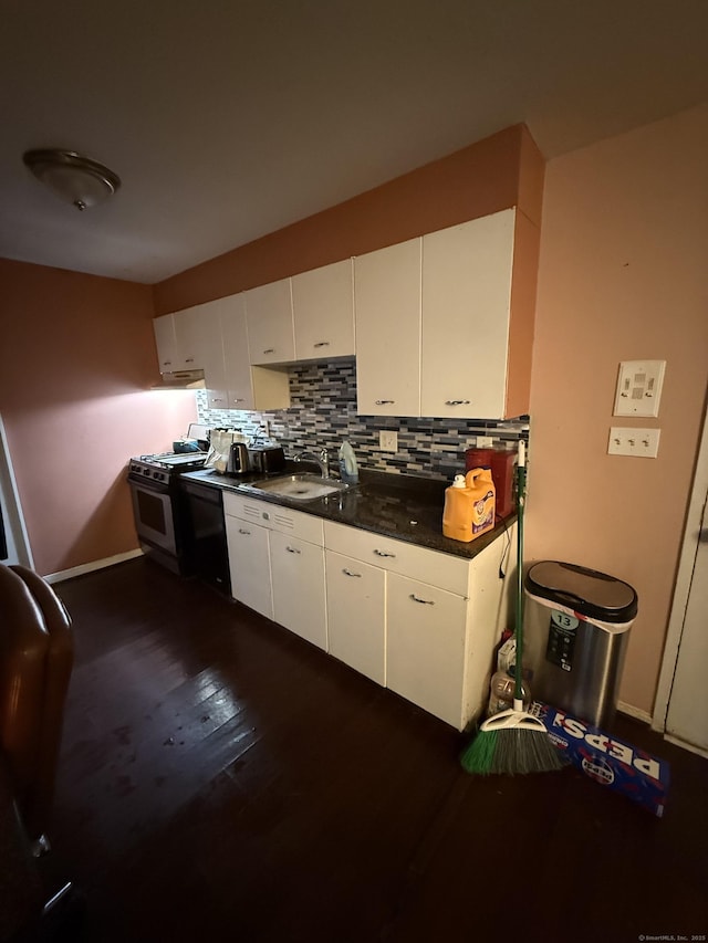 30 Woodland St Apt 5F, Hartford, CT 06105 - kitchen with gas range, baseboards, dark countertops, dark wood-style flooring, and decorative backsplash