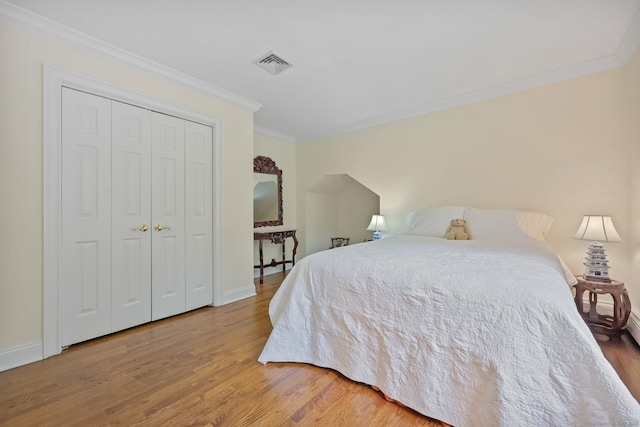 33 Carrington Dr, Stamford, CT 06831 - bedroom featuring crown molding, wood finished floors, and a closet
