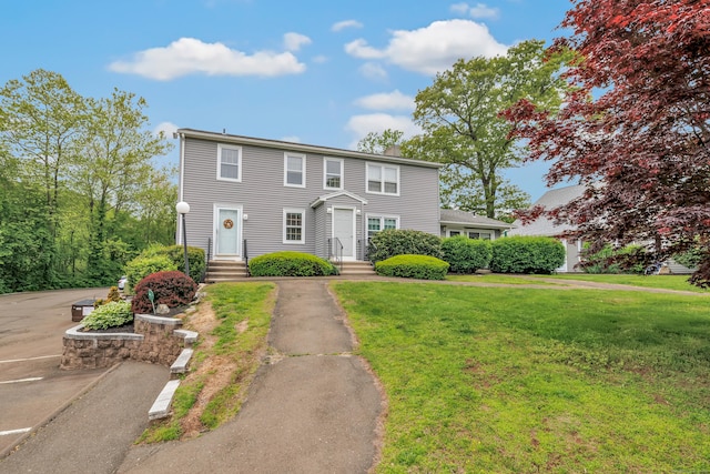 view of front of property featuring a front yard