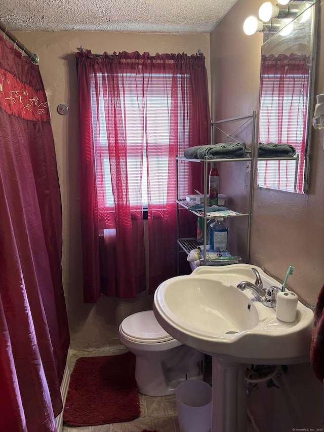 6 Peach St, Waterbury, CT 06708 - full bath with healthy amount of natural light, a textured ceiling, toilet, a sink, and a shower with curtain